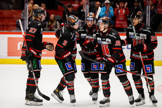 Örebros spelare jublar med Gustav Backström