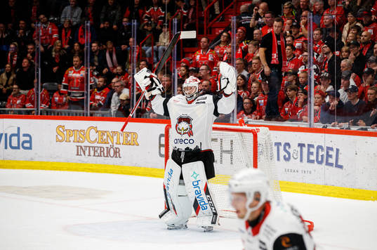 Malmö Redhawks målvakt Daniel Marmenlind jublar