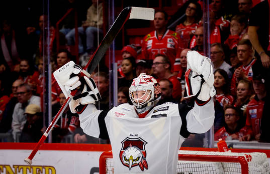 Malmö Redhawks målvakt Daniel Marmenlind jublar vid
