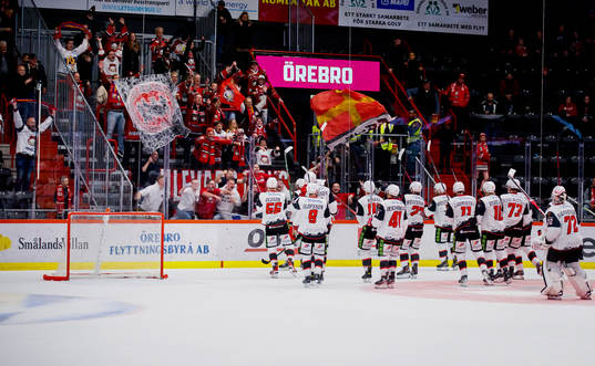 Malmö Redhawks spelarna jublar framför fansen