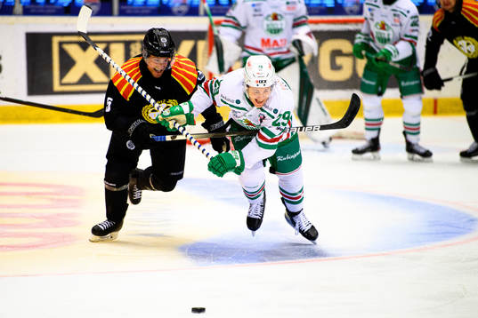 Brynäs Chay Genoway och Rögles Tyler Kelleher