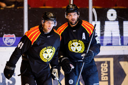 Brynäs Greg Scott och Simon Bertilsson jublar