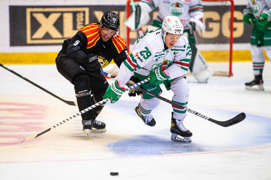 Brynäs Chay Genoway och Rögles Tyler Kelleher