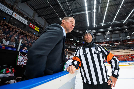 Rögles tränare Cam Abbott pratar med Domare Sören Persson
