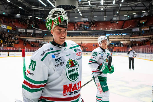 Rögles målvakt Calle Clang jublar