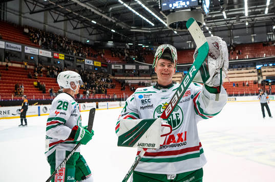 Rögles målvakt Calle Clang jublar