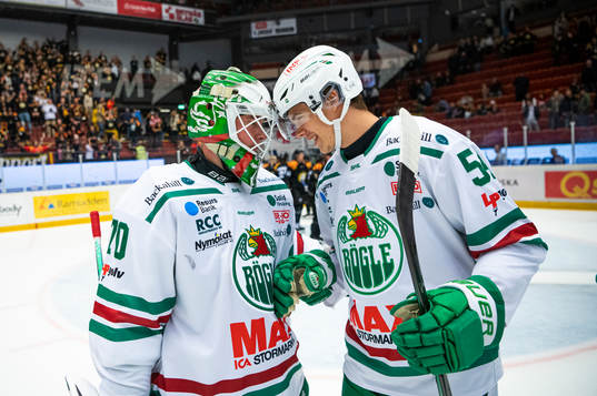 Rögles målvakt Calle Clang jublar med William Wallinder