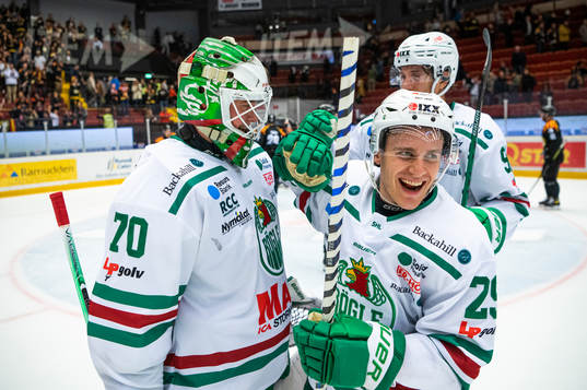 Rögles målvakt Calle Clang jublar med Tyler Kelleher