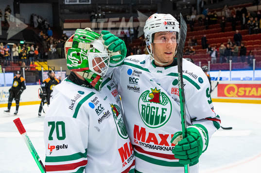 Rögles målvakt Calle Clang jublar med Adam Tambellini