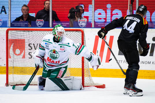Rögles målvakt Calle Clang räddar straff från Brynäs