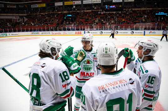 Rögles spelare samlas