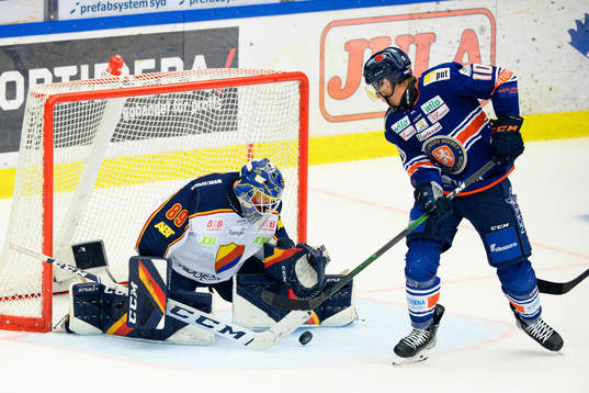 Djurgårdens målvakt Niklas Svedberg och Växjös Richard
