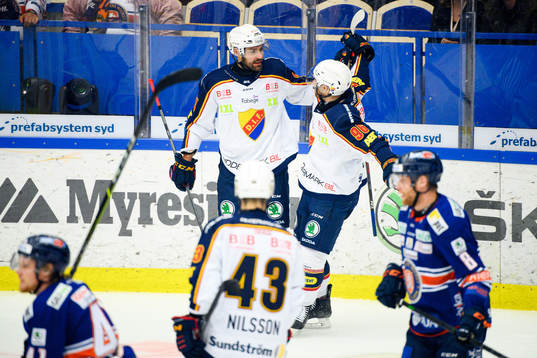 Djurgårdens Ludvig Rensfeldt och Matthew Lorito jublar