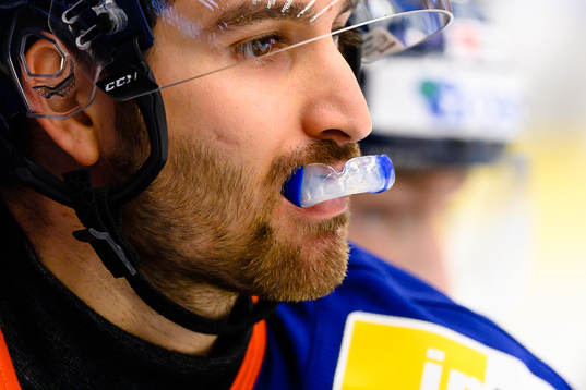 Växjös Andrew Calof med tandskydd