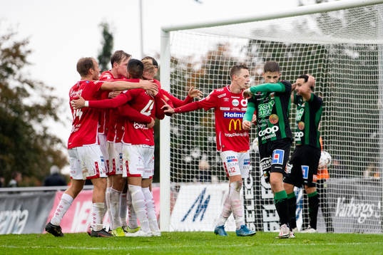 Degerfors spelare jublar och Varbergs spelare deppar