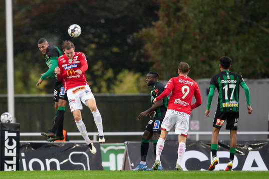 Varbergs Simon Karlsson Adjei och Degerfors Adam Carlén