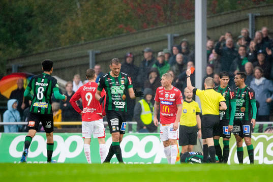 Degerfors Victor Edvardsen tilldelas sitt andra gula kort
