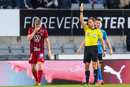 Östersunds Eirik Haugan varnas av domare Kristoffer