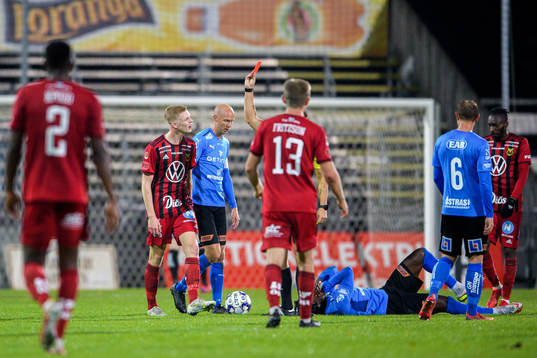 Östersunds Malcolm Stolt får rött kort