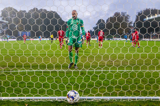Östersunds målvakt Aly Keita deppar