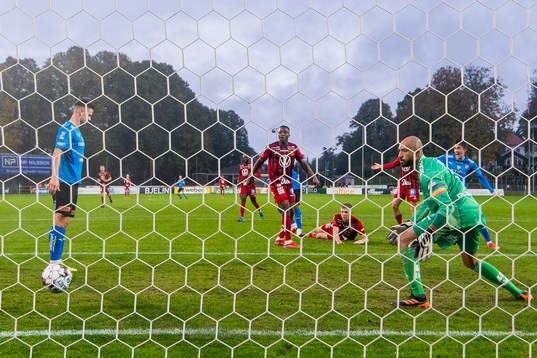 Halmstads Sadat Karim gör 1-0 bakom Östersunds målvakt