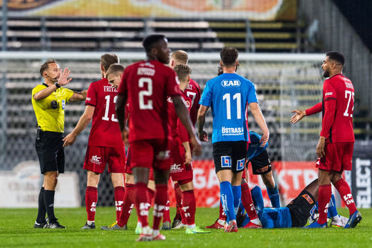 Östersunds spelare reagerar mot domare Kristoffer Karlsson