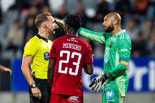 Domare Kristoffer Karlsson och Östersunds målvakt Aly
