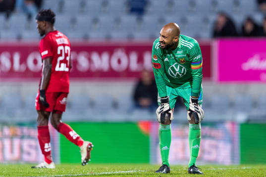 Östersunds målvakt Aly Keita deppar