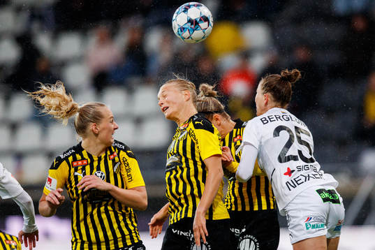 Häckens Stina Blackstenius , Stine Larsen och Emma