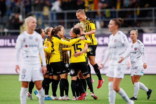 Häckens spelare jublar