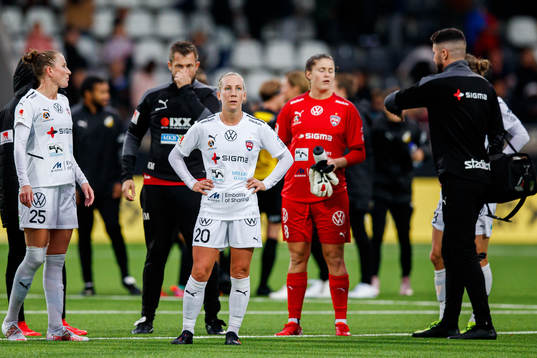 Rosengårds Mia Persson och målvakt Teagan Micah deppar