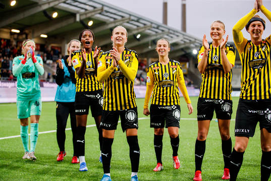 Häckens spelare jublar