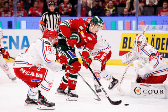 Frölundas Simon Edvinsson oroar framför Timrås målvakt