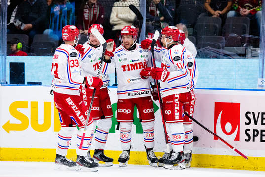 Timrås Jacob Blomqvist jublar med lagkamrater