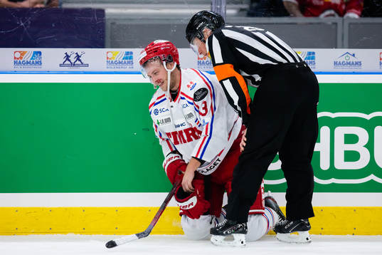 Timrås Oliver Bohm blöder i ansiktet