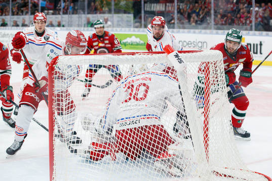 Frölundas Michael Spacek gör 3-1 bakom Timrås målvakt
