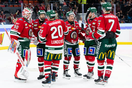 Frölundas målvakt Matthew Tomkins jublar med lagkamrater