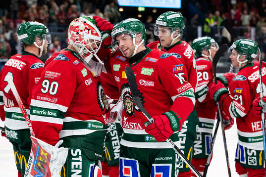 Frölundas målvakt Matthew Tomkins jublar ihop med Anders