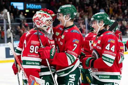 Frölundas målvakt Matthew Tomkins jublar ihop med Simon
