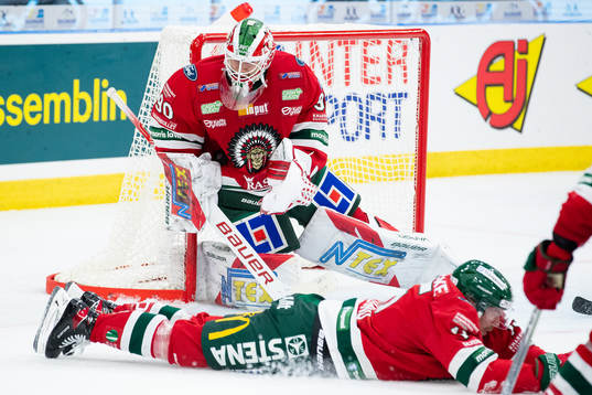 Frölundas målvakt Matthew Tomkins med en räddning