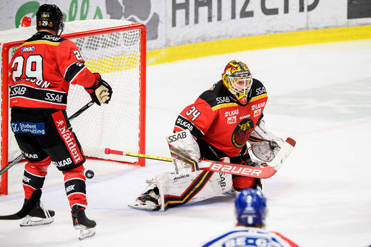 Luleås Erik Gustafsson och målvakt Joel Lassinantti deppar