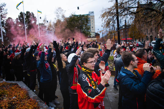 Luleås supportrar samlas i stadsparken, centrala Luleå