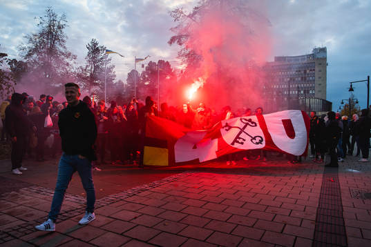 Luleås supportrar samlas i stadsparken, centrala Luleå