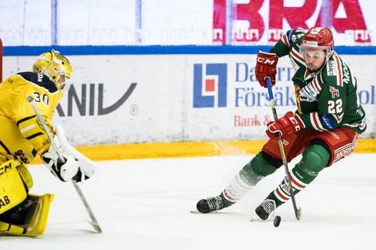Moras Måns Carlsson och Södertäljes målvakt Fredrik