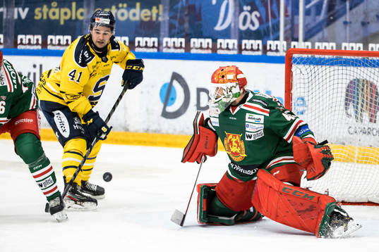 Södertäljes Colin Smith och Moras målvakt Andreas