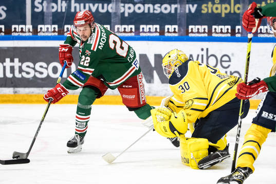 Moras Måns Carlsson och Södertäljes målvakt Fredrik