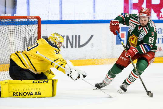 Moras Måns Carlsson och Södertäljes målvakt Fredrik
