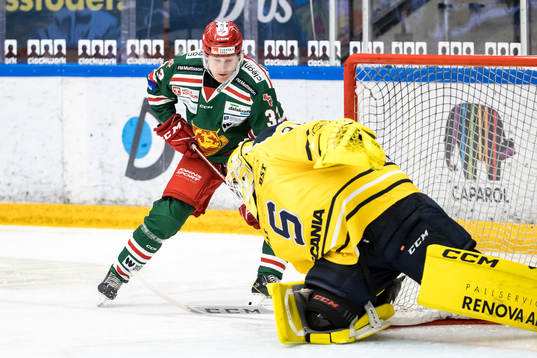 Moras Filip Björkman och Södertäljes målvakt Fredrik