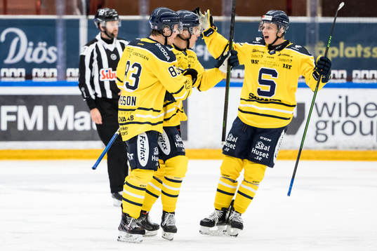 Södertäljes Felix Olsson (mitten) jublar