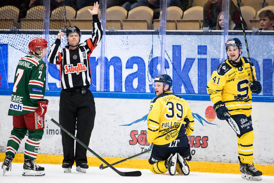 Moras Isak Pantzare och Södertäljes Brett Pollock och